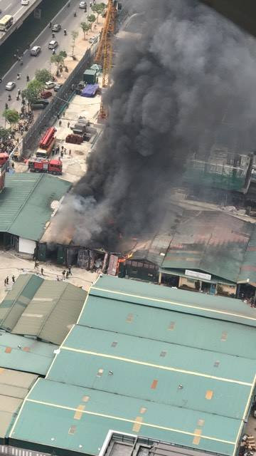 Cháy lớn trên đường Phạm Hùng, quân đội được điều đến hỗ trợ dập lửa ảnh 3