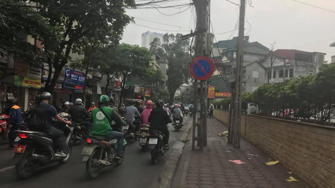Đoạn đường nơi phát hiện nạn nhân (Ảnh: PV/Vietnam+) Hà Nội: Phát hiện người phụ nữ tử vong sát lề đường Trương Định ảnh 1
