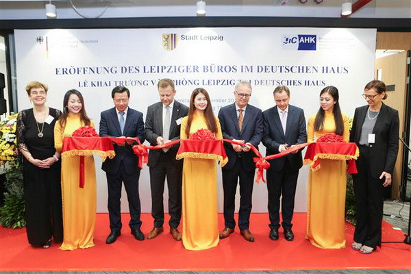 Nghi thức cắt băng ra mắt Văn phòng đại diện của thành phố Leipzig (Đức) tại Thành phố Hồ Chí Minh. (Ảnh: TTXVN phát) Thành phố đầu tiên của Đức mở Văn phòng đại diện tại TP. HCM ảnh 1