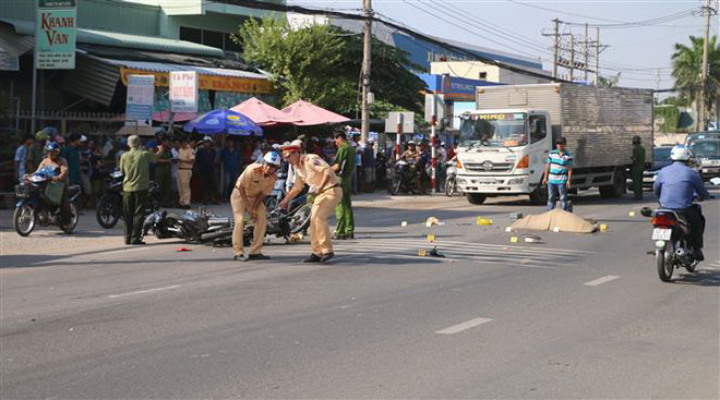 Xe môtô va chạm container trên quốc lộ 1A, hai người tử vong tại chỗ ảnh 1