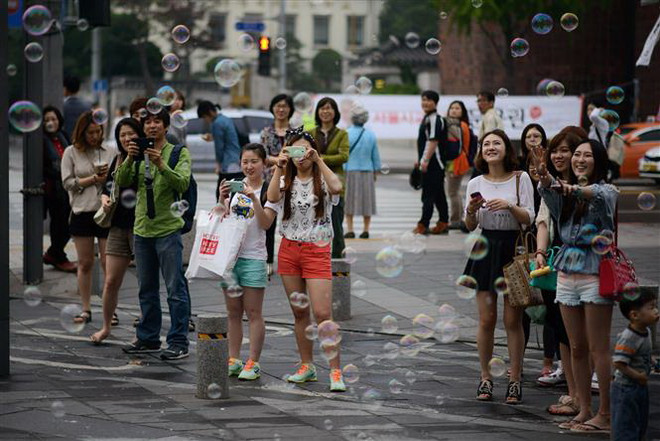 Khách du lịch tại Seoul, Hàn Quốc năm 2019. (Ảnh: AFP/TTXVN) Số du khách nước ngoài đến Hàn Quốc giảm tới hơn 98% trong tháng Tư ảnh 1