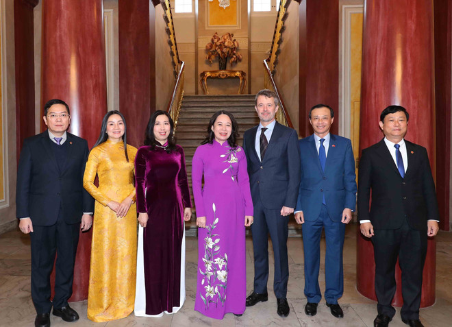 Phó Chủ tịch nước Võ Thị Ánh Xuân và Thái tử kế vị Đan Mạch Frederik với các đại biểu. (Ảnh: An Đăng/TTXVN) ttxvn-anh xuan2.jpg