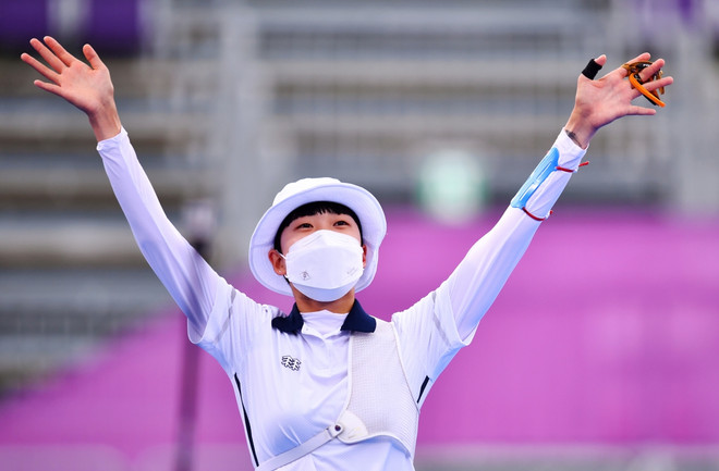 Cung thủ An San. (Ảnh: Reuters) Vận động viên đầu tiên đoạt 3 huy chương vàng tại Olympic Tokyo 2020 ảnh 1