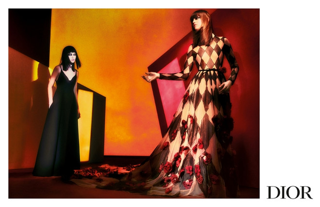 Vẻ nữ tính đương đại nhuốm màu nghệ thuật trong ảnh quảng bá của Dior ảnh 10