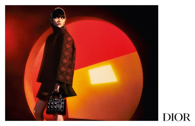 Vẻ nữ tính đương đại nhuốm màu nghệ thuật trong ảnh quảng bá của Dior ảnh 7