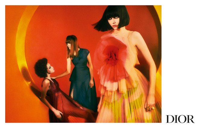 Vẻ nữ tính đương đại nhuốm màu nghệ thuật trong ảnh quảng bá của Dior ảnh 1