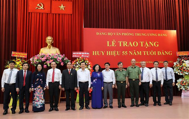 Trao Huy hiệu Đảng cho nguyên Thường trực Ban Bí thư Lê Hồng Anh ảnh 2