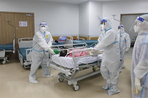 Các y, bác sỹ Bệnh viện hồi sức COVID-19 Thành phố Hồ Chí Minh tiếp nhận, điều trị tích cực bệnh nhân COVID-19 nặng nhập viện năm 2022. (Ảnh: Thanh Vũ/TTXVN) TP.HCM: Mỗi bệnh nhân COVID-19 điều trị hết 55 triệu đồng ảnh 1