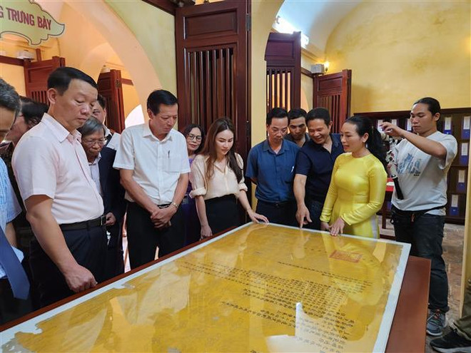 Tham quan, khám phá tinh hoa Di sản văn hoá Huế qua những sách, tài liệu, văn bản liên quan triều đại nhà Nguyễn. (Ảnh: Mai Trang/TTXVN) Chuỗi hoạt động mang đến trải nghiệm thú vị về di sản văn hóa Huế ảnh 2