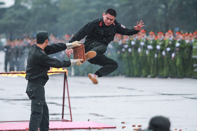 Năm mới nhìn lại những dấu ấn của Công an Hà Nội ảnh 3