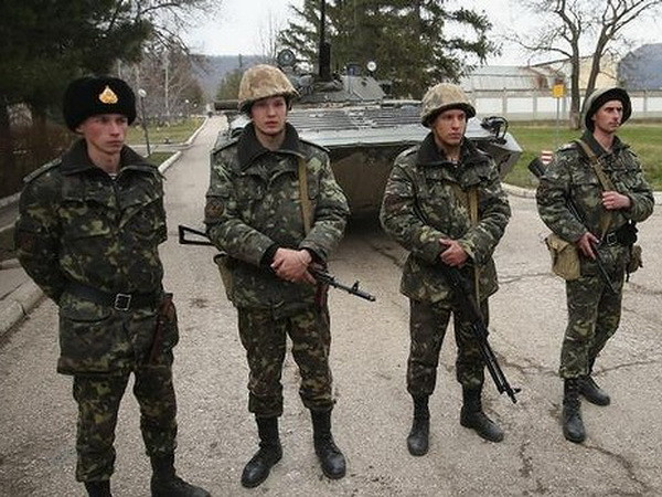 Toàn bộ binh sỹ trung thành với Ukraine đã rời Crimea ảnh 1