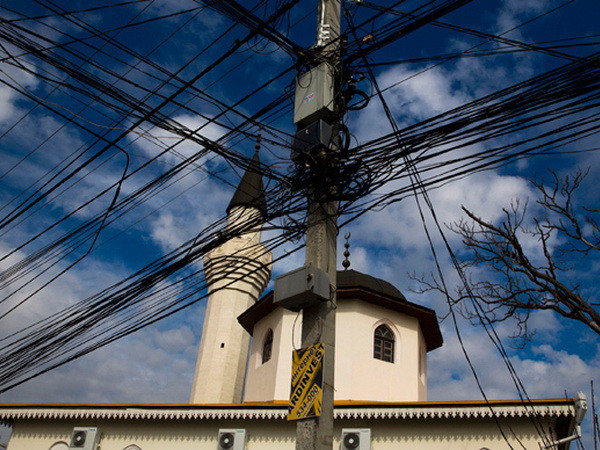 Ukraine giảm một nửa lượng điện cung cấp cho Crimea ảnh 1