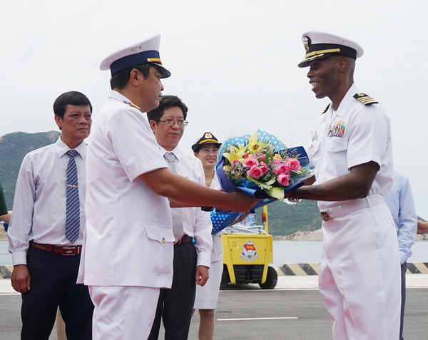 Tàu khu trục Mỹ cập cảnh Cam Ranh tham gia giao lưu hải quân ảnh 1