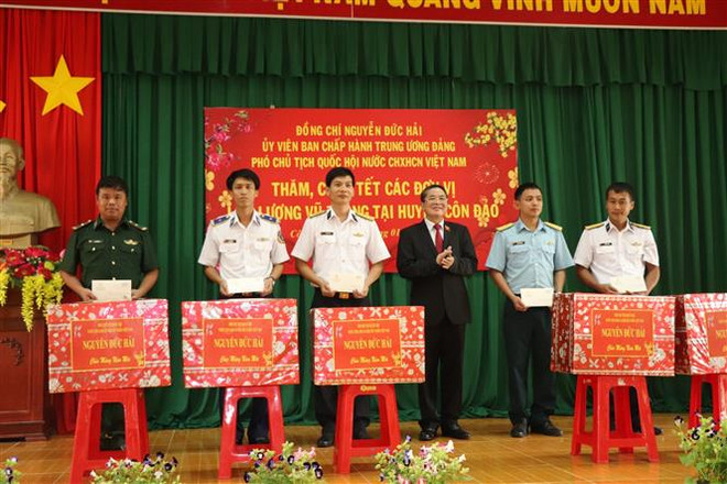 Phó Chủ tịch Quốc hội chúc Tết cán bộ, chiến sỹ, nhân dân Côn Đảo ảnh 2