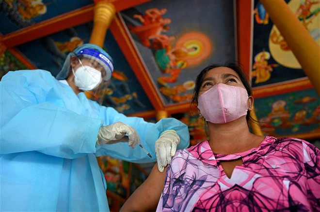 Một điểm tiêm vaccine ngừa COVID-19 tại Kadal, Campuchia. (Ảnh: AFP/TTXVN) Số ca mắc COVID-19 tại Campuchia tiếp tục tăng nhanh ảnh 1