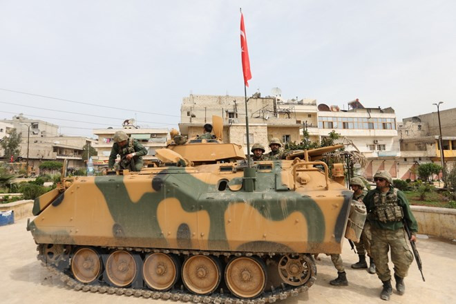 Binh sỹ quân đội Thổ Nhĩ Kỳ gác tại trung tâm thành phố Afrin, Syria ngày 18/3. (Nguồn: AFP/TTXVN) Thổ Nhĩ Kỳ và đồng minh tổn thất lớn trong chiến dịch Nhành ôliu ảnh 1