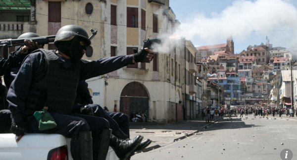 Quang cảnh cuộc đụng độ. (Nguồn: scmp.com) Madagascar: Cảnh sát đụng độ người biểu tình, 17 người thương vong ảnh 1