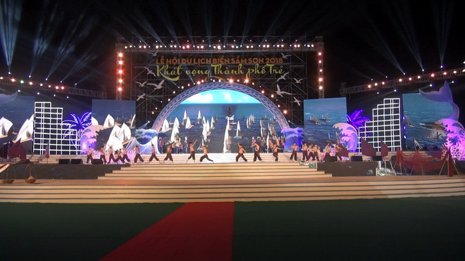 Chương trình nghệ thuật khai mạc Lễ hội du lịch biển Sầm Sơn năm 2018. (Ảnh: Khiếu Tư/TTXVN) Bước đột phá của Lễ hội du lịch biển Sầm Sơn 2018 ảnh 2