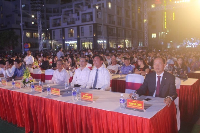 Lãnh đạo Trung ương và Thanh Hóa tham dự khai mạc Lễ hội du lịch biển Sầm Sơn 2018. (Ảnh: Khiếu Tư/TTXVN) Bước đột phá của Lễ hội du lịch biển Sầm Sơn 2018 ảnh 1