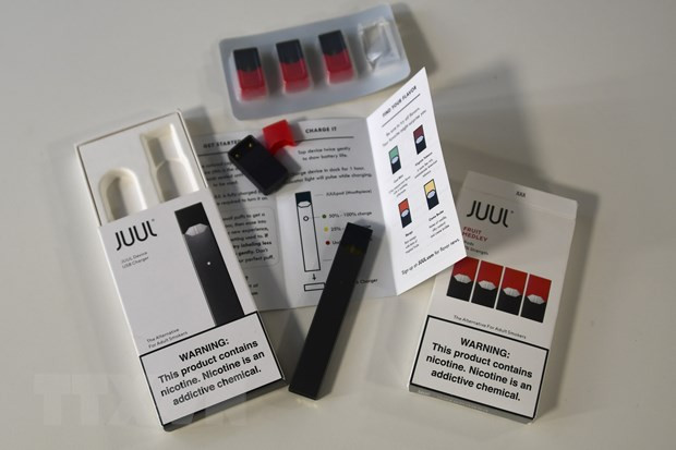 Thuốc lá điện tử do Hãng Juul Labs của Mỹ sản xuất được trưng bày tại Washington DC., ngày 2/10/2018. Ảnh: AFP/TTXVN Apple cấm ứng dụng có liên quan thuốc lá điện tử tham gia App Store ảnh 1