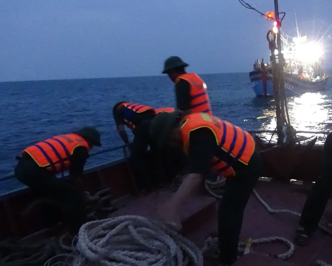 Khánh Hòa khẩn trương tìm kiếm ngư dân mất tích trên biển ảnh 1