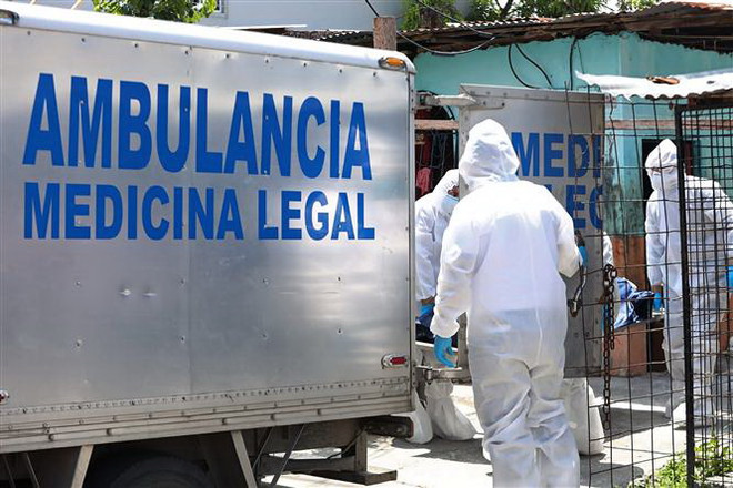 Chuyển thi thể các bệnh nhân tử vong do COVID-19 tại bệnh viện ở Guayaquil, Ecuador. (Ảnh: AFP/TTXVN) Dịch COVID-19: Châu Âu hạ nhiệt, châu Á đối mặt nguy cơ làn sóng thứ 2 ảnh 1