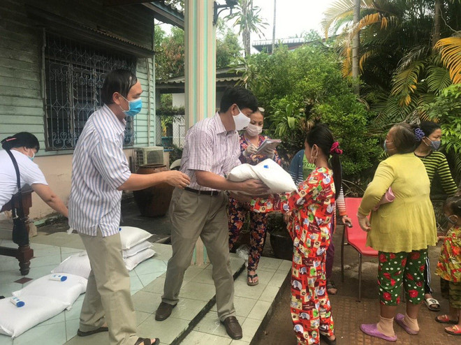 Tổng lãnh sự Vũ Ngọc Lý trao quà cho bà con gốc Việt Nam. (Ảnh: Nguyễn Hùng/Vietnam+) Những món quà nghĩa tình Kiên Giang gửi tới người Campuchia gốc Việt ảnh 2