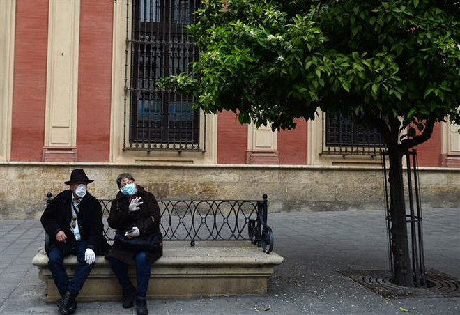 Người dân đeo khẩu trang phòng dịch COVID-19 tại Malaga, Tây Ban Nha. (Ảnh: AFP/TTXVN) Tây Ban Nha nêu điều kiện nới lỏng biện pháp giãn cách xã hội ảnh 1