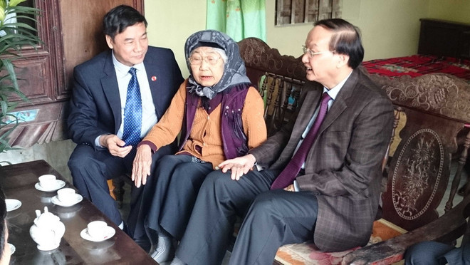 Ông Tô Huy Rứa thăm, tặng quà các gia đình chính sách Bắc Ninh ảnh 1