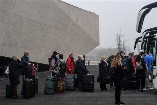 Hành khách được sơ tán khỏi tàu du lịch tại cảng Lisbon, Bồ Đào Nha, sau khi phát hiện ổ dịch COVID-19 trên tàu. (Ảnh: AFP/TTXVN) Đại dịch COVID-19 có thể trở thành bệnh theo mùa từ năm 2022 ảnh 1