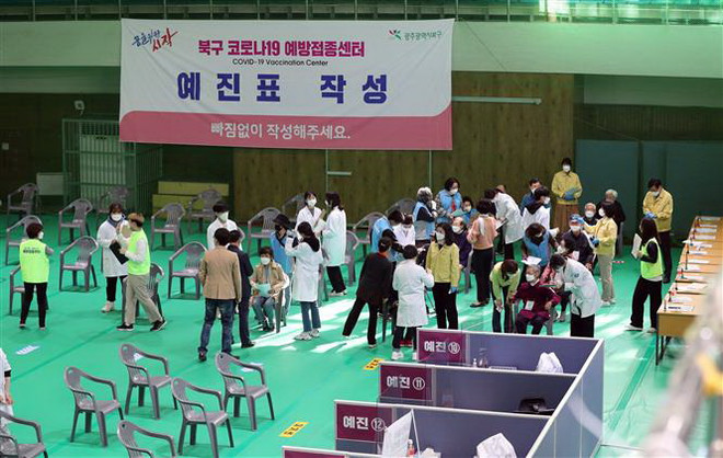 Một điểm tiêm vaccine ngừa COVID-19 tại Gwangju, Hàn Quốc. (Ảnh: Yonhap/TTXVN) COVID-19: Hàn Quốc thêm 525 ca mới, 1/10 dân số Thụy Điển nhiễm bệnh ảnh 1
