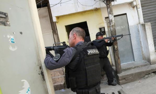 Brazil: Đấu súng giữa cảnh sát và băng nhóm ma túy, 25 người tử vong ảnh 1