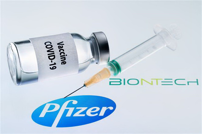 Hình ảnh minh họa vắcxin ngừa COVID-19 do hãng dược phẩm Pfizer (Mỹ) và BioNTech (Đức) phối hợp phát triển. (Ảnh: AFP/TTXVN) Tổng thống Mỹ Donald Trump công bố thời điểm phân phối vắcxin ảnh 1