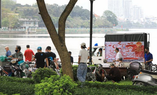 Nhiều người dân Hà Nội vẫn chủ quan trong phòng, chống COVID-19 ảnh 1