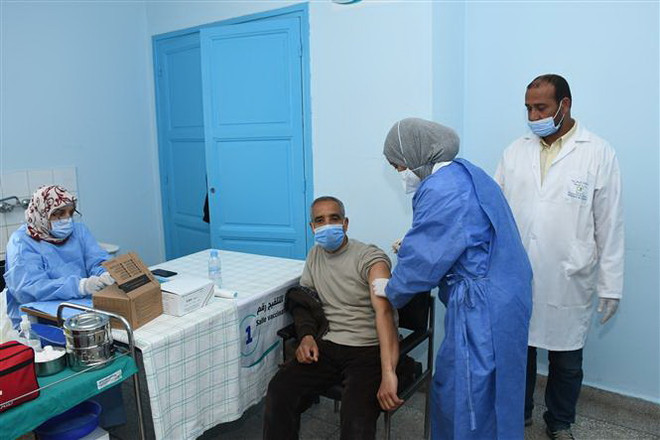 Tiêm vaccine ngừa COVID-19 cho người dân tại Khemisset, Maroc ngày 5/3/2021. (Ảnh: THX/TTXVN) Lý do khiến châu Phi tụt lại trong cuộc đua mua vaccine COVID-19 ảnh 1