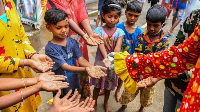 "Chú hề" rong ruổi khắp các khu ổ chuột Ấn Độ tuyên truyền phòng dịch ảnh 2