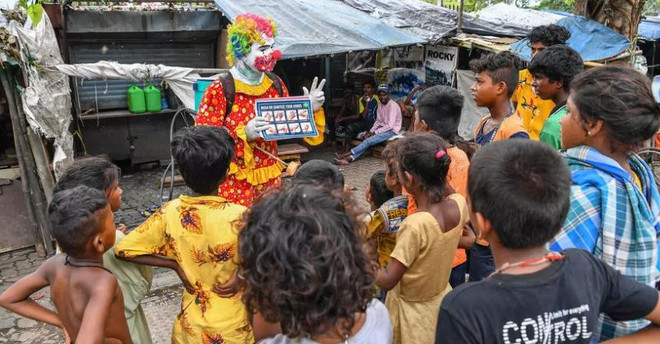 "Chú hề" rong ruổi khắp các khu ổ chuột Ấn Độ tuyên truyền phòng dịch ảnh 1