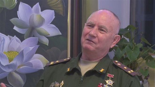 Đại tá Aleksey Skrebliukov, Chủ tịch Hội các cựu chiến binh phục vụ ở Việt Nam tại St. Petersburg tại cuộc gặp gỡ, trao đổi với phóng viên TTXVN. (Ảnh: Duy Trinh/TTXVN) Lắng nghe tâm tư tình cảm của các cựu binh Nga dành cho Việt Nam ảnh 1