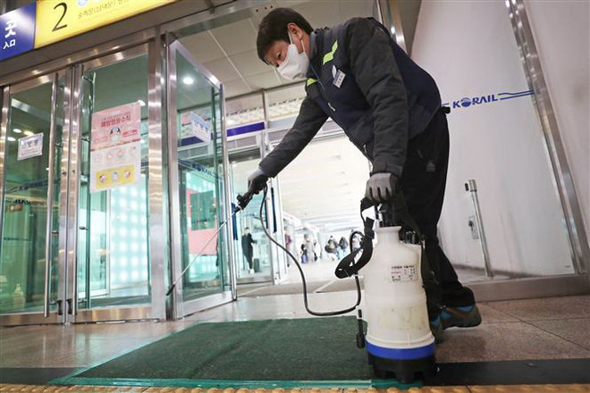 Tiến hành khử trùng nhằm phòng ngừa dịch bệnh viêm phổi do virus corona mới tại nhà ga Seoul, Hàn Quốc ngày 27/1/2020. (Ảnh: Yonhap/TTXVN) Hàn Quốc phân bổ gần 18 triệu USD hỗ trợ phòng dịch viêm phổi lạ ảnh 1