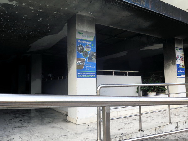 Cháy chung cư Carina Plaza: Cửa ngăn cháy bị chèn đá ảnh 1