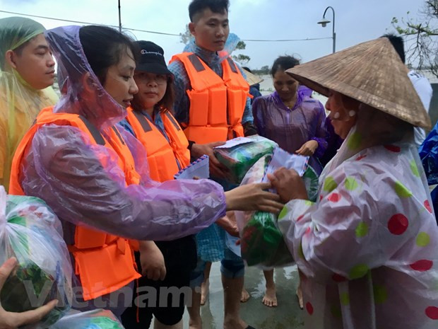 Các thành viên trong đoàn phát quà cho người dân. (Nguồn: Vietnam+) Lưu học sinh Việt tại Trung Quốc trao quà tết cho người dân Trà Leng ảnh 2