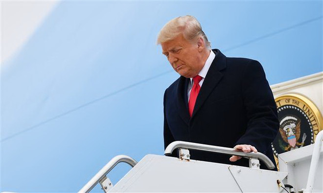 Ông Donald Trump khi còn là Tổng thống Mỹ rời chuyên cơ Không lực 1 tại Harlingen, bang Texas ngày 12/1/2021. (Ảnh: AFP/TTXVN) Ứng dụng YouTube khóa tài khoản của ông Trump vô thời hạn ảnh 1