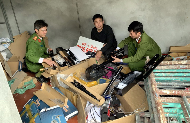 Bắt đối tượng tàng trữ, mua bán hơn 1.500 linh kiện súng hơi ảnh 1