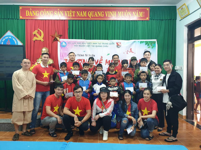 Chương trình từ thiện “Thương về miền Trung.” (Ảnh: Facebook của Hội Lưu học sinh Việt Nam tại Bắc Kinh) Lưu học sinh Việt tại Trung Quốc trao quà tết cho người dân Trà Leng ảnh 1