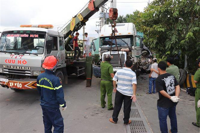 Xe đầu kéo nổ lốp đâm vào xe ôtô con khiến 5 người tử vong tại chỗ ảnh 2