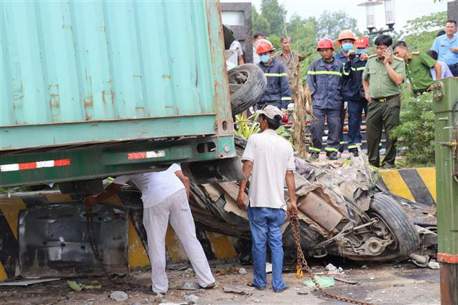 Xe đầu kéo nổ lốp đâm vào xe ôtô con khiến 5 người tử vong tại chỗ ảnh 1