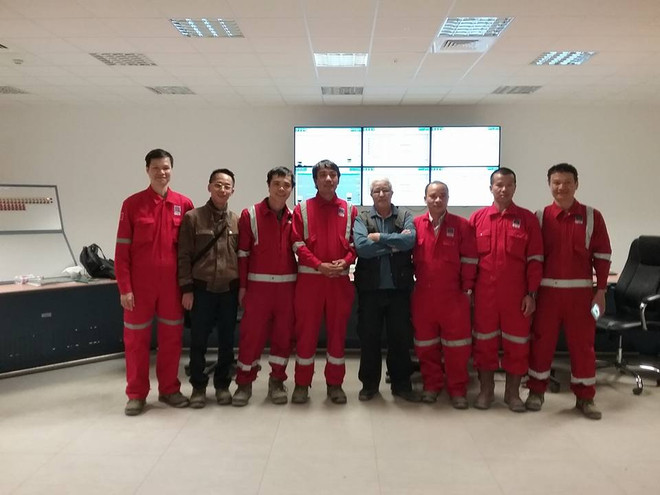 Chuyên gia Việt Nam và Algeria tại tòa nhà điều hành mỏ dầu Bir Seba. (Ảnh: Thanh Bình/TTXVN) Việt Nam-Algeria: 60 năm quan hệ hữu nghị truyền thống tốt đẹp ảnh 2
