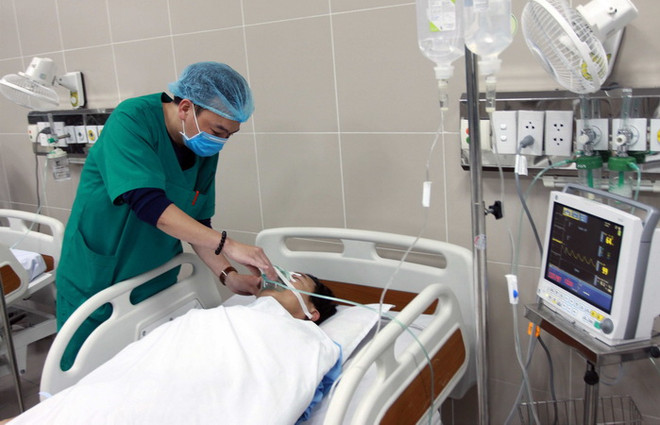Bác sỹ Đỗ Chính Nghĩa vừa được mổ nâng xương, chỉnh mũi và được điều trị tại Bệnh viện đa khoa tỉnh Thái Bình. (Ảnh: Thế Duyệt/TTXVN) Thái Bình khởi tố vụ án, khởi tố bị can đối tượng hành hung bác sỹ ảnh 1
