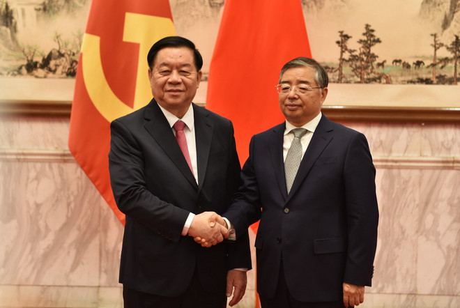 Trưởng Ban Tuyên giáo Trung ương Nguyễn Trọng Nghĩa với ông Lý Thư Lỗi, Ủy viên Bộ Chính trị, Bí thư Ban Bí thư, Trưởng Ban Tuyên truyền Trung ương Đảng Cộng sản Trung Quốc. (Ảnh: Thành Dương/TTXVN) ttxvn-viet nam-trung quoc4.jpg