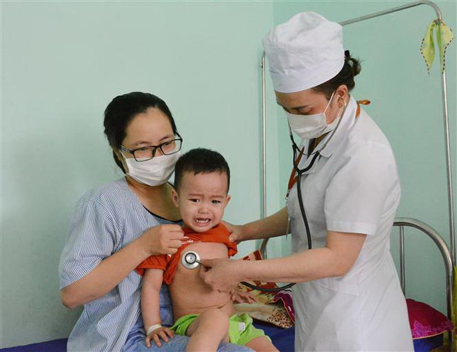 Điều trị cho bệnh nhân mắc sởi. (Ảnh minh họa. Tuấn Anh/TTXVN) Thủ đô Hà Nội đẩy mạnh các biện pháp phòng và chống bệnh sởi ảnh 1